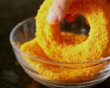 A picture of step 4 of Mozzarella Onion Rings.