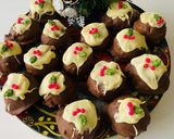 A picture of step 5 of Biscoff xmas mini pudding.