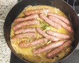 Foto del paso 4 de la receta: Salchichas al vino encebolladas