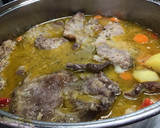 Foto del paso 3 de la receta: Filetes de cabeza de cerdo con hierbas aromáticas