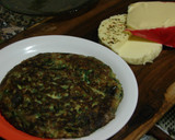 Foto del paso 5 de la receta: Tortilla de espinaca rellena con quesos acompañada de una sopa montañesa y pan casero