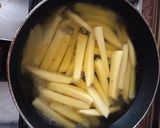 Foto del paso 1 de la receta: Huevos rotos con chistorra