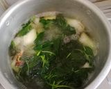 Foto langkah ke 5 dari resep Sayur bening bayam dan labu air.