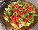Une image de l'étape 6 de Salade de tomates au comté et noix sur lit de feuille de chêne.
