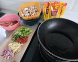 Foto langkah ke 2 dari resep Tumis Jamur Sosis Kecap.