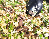 Foto del paso 3 de la receta: Arroz con guisantes y champiñones