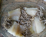 Foto del paso 2 de la receta: Bacalao con gulas al horno