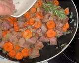Foto del paso 5 de la receta: Pavo estofado a las finas hierbas