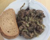 Gyors, hagymás - dinsztelt csirkemáj recept fázis 6 fotója