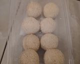 Foto langkah ke 4 dari resep Chapssal Korean Donuts dengan Topping Wijen.