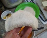 Foto langkah ke 2 dari resep Pastel Roti Sosis Mayo Pedas.