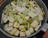 Foto del passaggio 1 della ricetta Minestrone di carote, porro, una zucchina e pomodorini 🍅