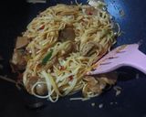 Foto langkah ke 4 dari resep Spaghetti Goreng Jawa Simple.