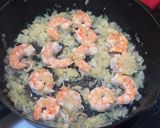 Foto del paso 2 de la receta Macarrones con langostinos, setas y atún