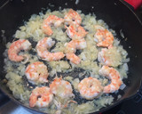 Foto del paso 2 de la receta: Macarrones con langostinos, setas y atún