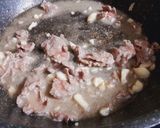 Hình bước làm 3 của món Nui xào bò và rau củ