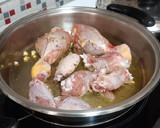 Foto del paso 2 de la receta: Pollo guisado con alcachofas