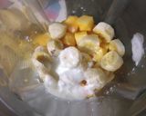 A picture of step 1 of Banana Papaya Smoothies.