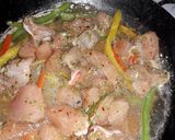 Foto del paso 2 de la receta: Pollito con morroncitos y ensaladita fresca 💕