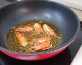 Hình bước làm 2 của món Sốt tôm oliu chấm bánh mỳ (shrimp combus)