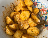Foto del paso 2 de la receta: Papas gajo en Lékué