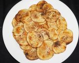 Foto del paso 3 de la receta: Chuletas de cerdo vetadas asadas a la plancha y chips de papas a la parmesana
