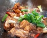 A picture of step 4 of Three-Cup Chicken (Taiwanese cuisine).