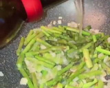Foto del paso 7 de la receta: Revuelto de espárragos trigueros y cebollita tierna, al vino blanco