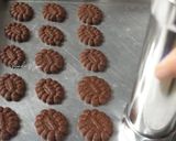 Foto langkah ke 4 dari resep Kue Semprit Coklat.