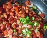 Foto del paso 4 de la receta: Alambre de salchichas y chorizo 🇲🇽😍😍