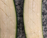 Foto del paso 2 de la receta: Calabacín relleno con queso de cabra