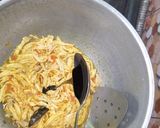 Foto langkah ke 5 dari resep Ayam Suwir Bumbu Kuning Iris dan Bubuk.