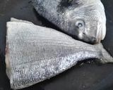Foto del paso 1 de la receta Dorada a la plancha, acompañado de un picadillo