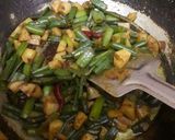 A picture of step 2 of Onion flower stalk fry.