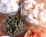 Foto del paso 2 de la receta: Dip frío de salmón ahumado y colas de gambón