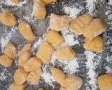 Foto del paso 3 de la receta: Ñoquis de zapallo con salsa marinera a la Natita