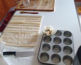 Foto del passaggio 4 della ricetta Cestini di pasta fillo con crema pasticcera e frutta. Vegan