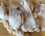 Foto del paso 3 de la receta: Cuarto de pollo deshuesado asado al carbón, relleno de beicon, pimiento y champiñones