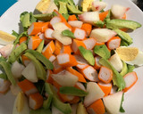 Foto del paso 5 de la receta: Ensalada de rúcula, surimi, paraguaya, aguacate y huevo