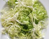 Foto del paso 1 de la receta: Ensalada de lechuga frisée, tocino y huevo poché