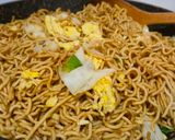 Foto langkah ke 3 dari resep Mie Goreng Ceria 🩷.