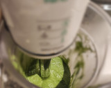 Foto del paso 1 de la receta: Salsa pesto diferente y cremosa