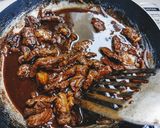 รูปขั้นตอนการทำที่ 5 ของ ข้าวผัดน้ำพริก เนื้อหวาน ไข่เจียว
