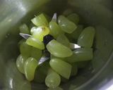 A picture of step 1 of Grapes kiwi smoothie.