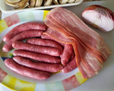 Foto del paso 1 de la receta: Saltenada de salchichas frescas con bacon y champiñón