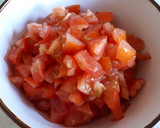 Foto del paso 1 de la receta: Tortilla de tomate y ajos tiernos