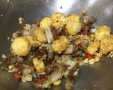 รูปขั้นตอนการทำที่ 5 ของ หมูกรอบเต้าหู้ไข่ผัดพริกเกลือ