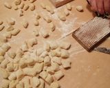 Foto del passaggio 3 della ricetta Gnocchi di patate, gnocchi alle ortiche, colorati