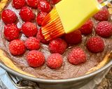Foto del paso 11 de la receta: Tarta de requesón con chocolate y frambuesas