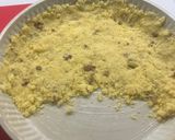 Foto del passaggio 4 della ricetta Sbriciolata con crema pasticciera e gocce di cioccolato!